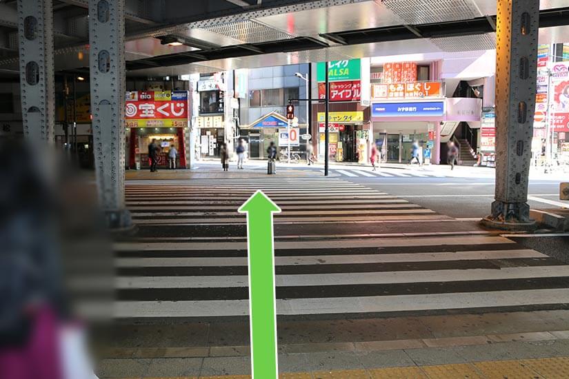 横断歩道で中山道を渡ります