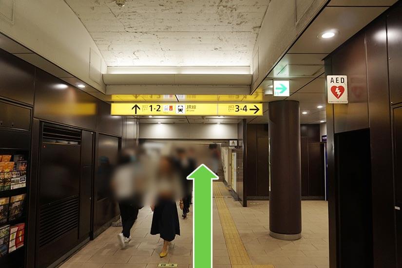 1番出口方面へ直進します