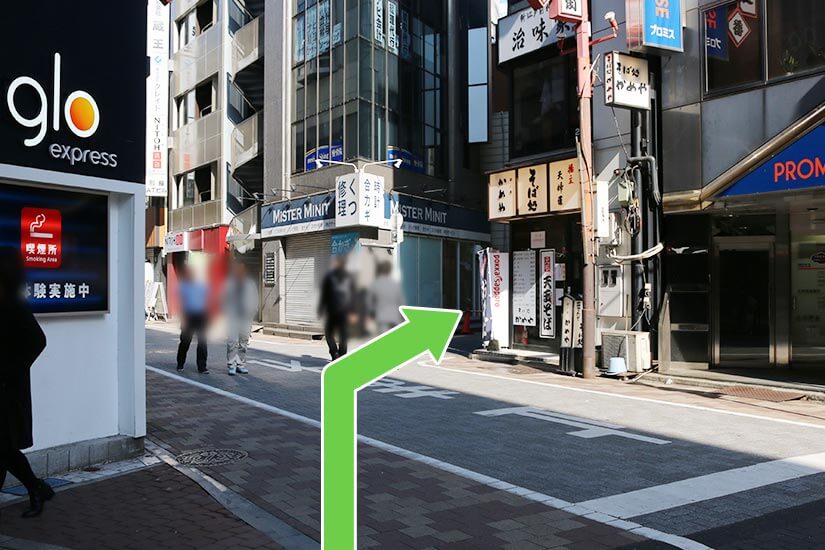 そば屋とMISTERMINITの間の小道に入ります