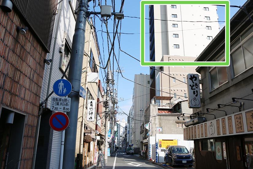 右手に白いビルがみえます