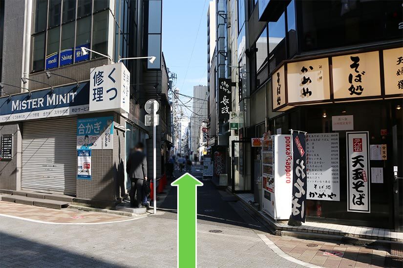 この通りを直進します