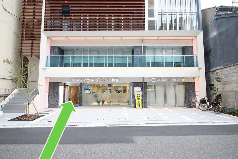 こちらのドアからお入りください