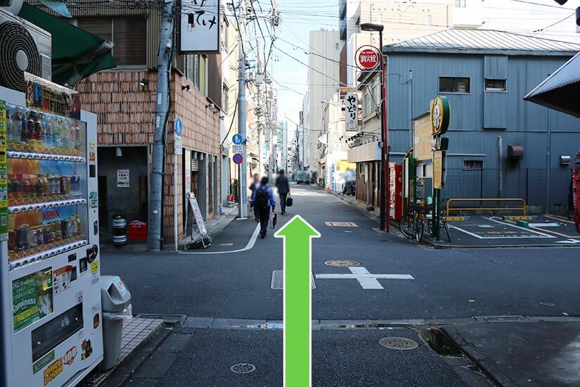 交差点を直進します