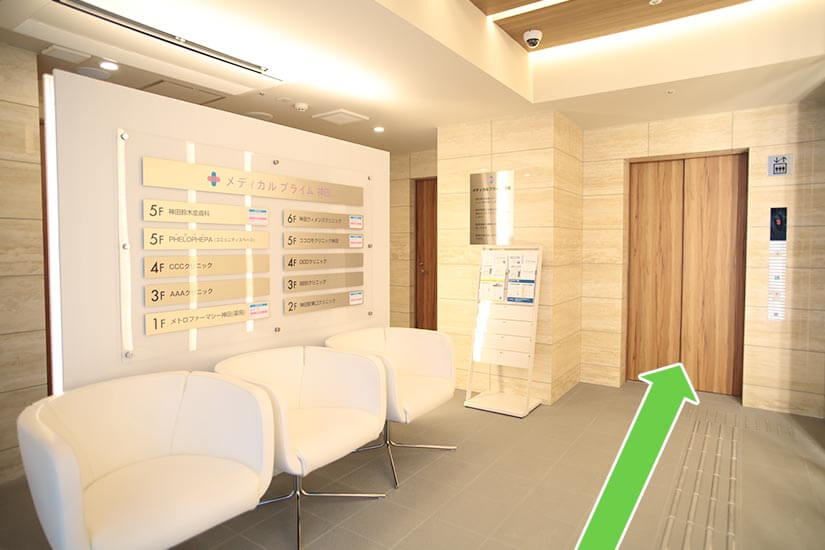 エレベーターで2階へどうぞ