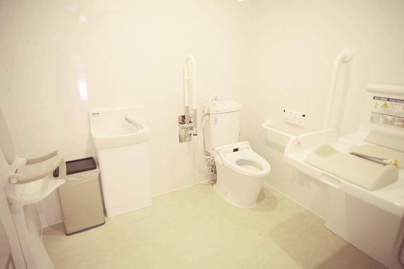 オムツ交換台付きのバリアフリーのレストルーム